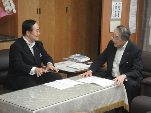 画像：大石総務事務次官に要請活動を行う飯泉徳島県知事